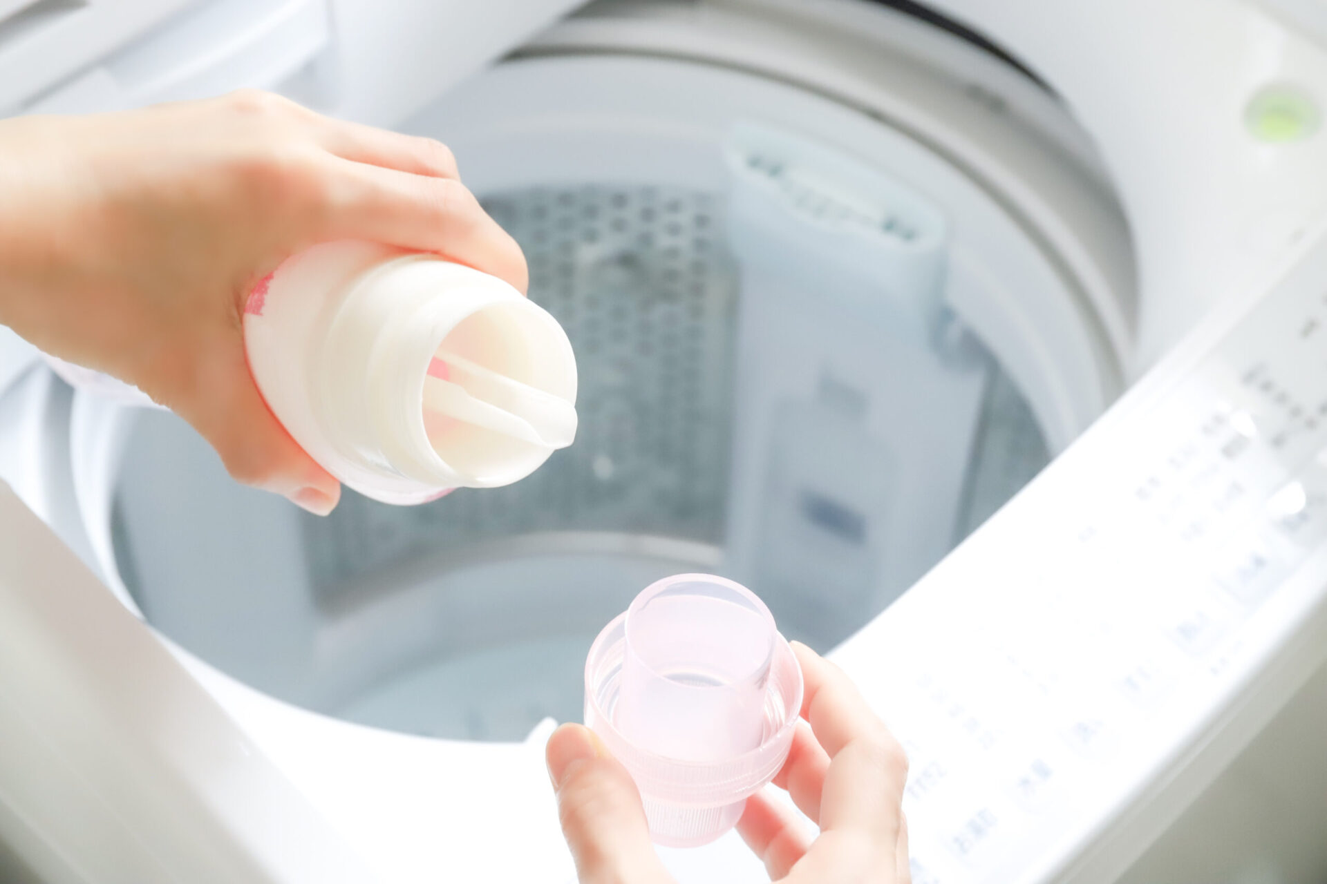 洗濯洗剤を計る手元